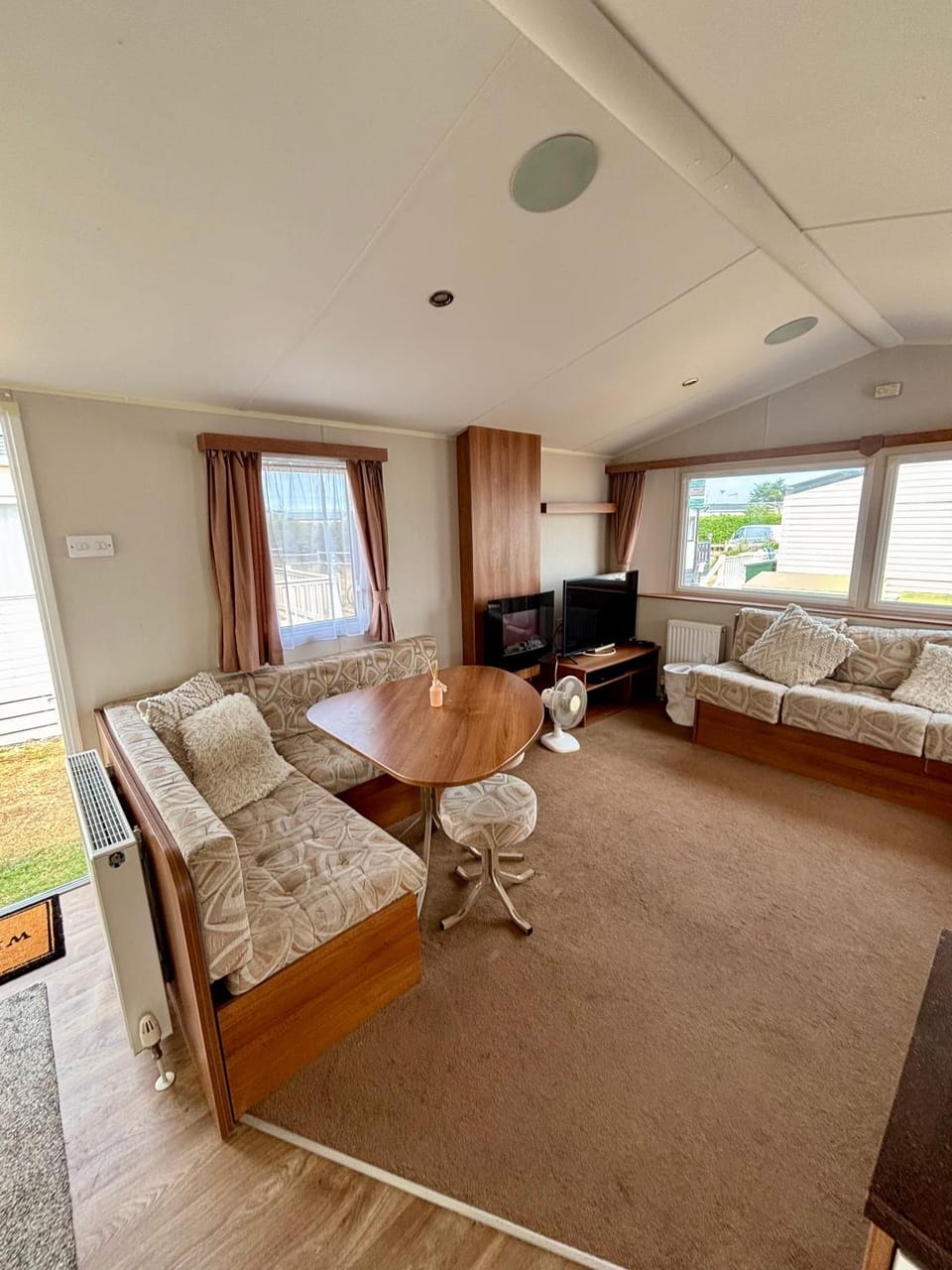 Seating area, Dining area
