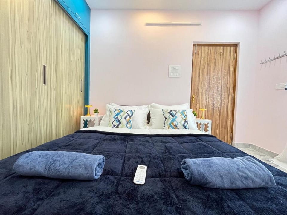 Bed, Photo of the whole room, Bedroom, towels