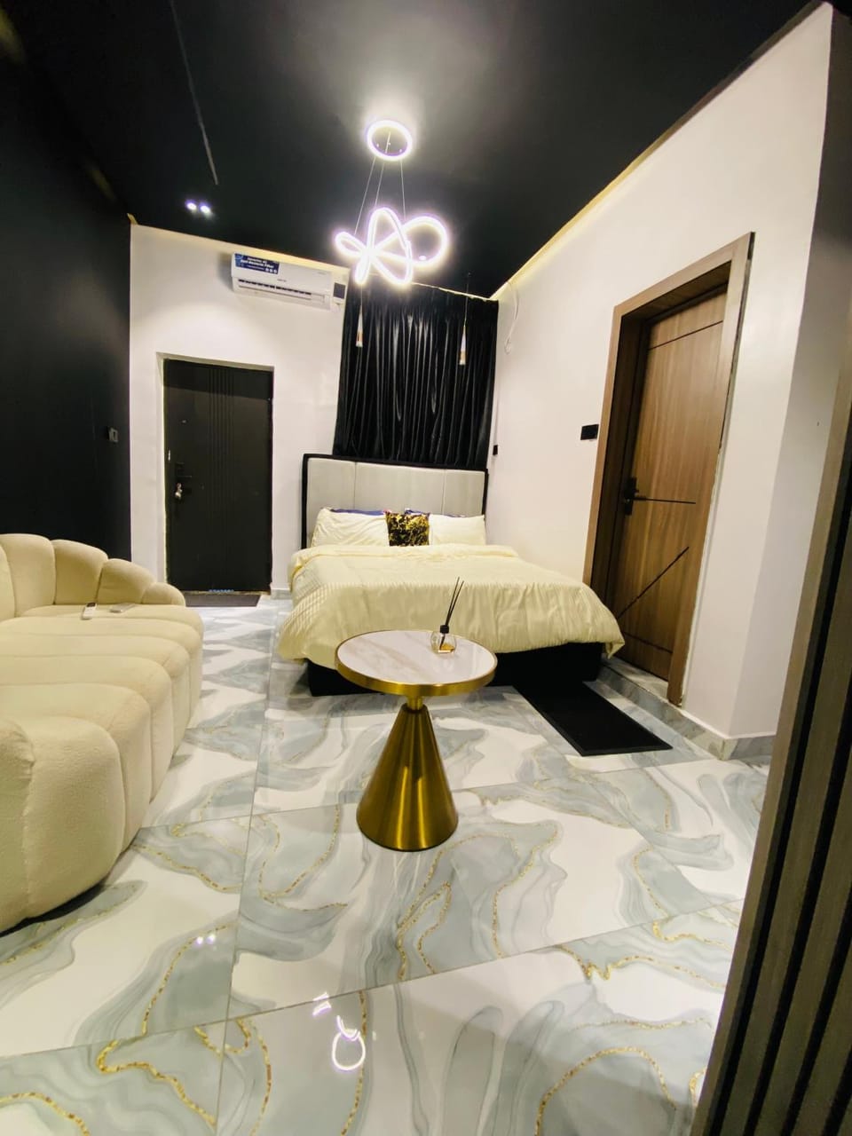 Phoenix Shortlet Apartment Nature lodge in Lagos