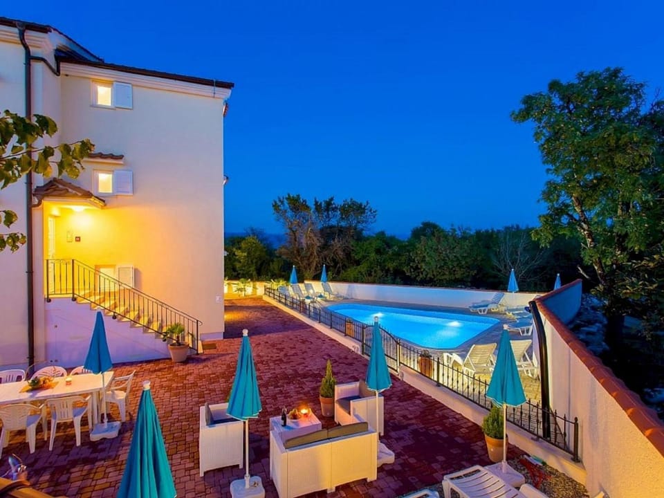 Property building, Balcony/Terrace, Swimming pool, Swimming pool
