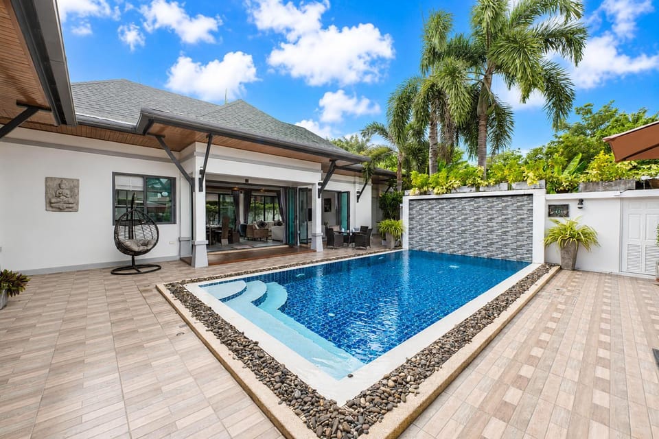 Property building, Patio, Day, Pool view, Swimming pool, Swimming pool, sunbed