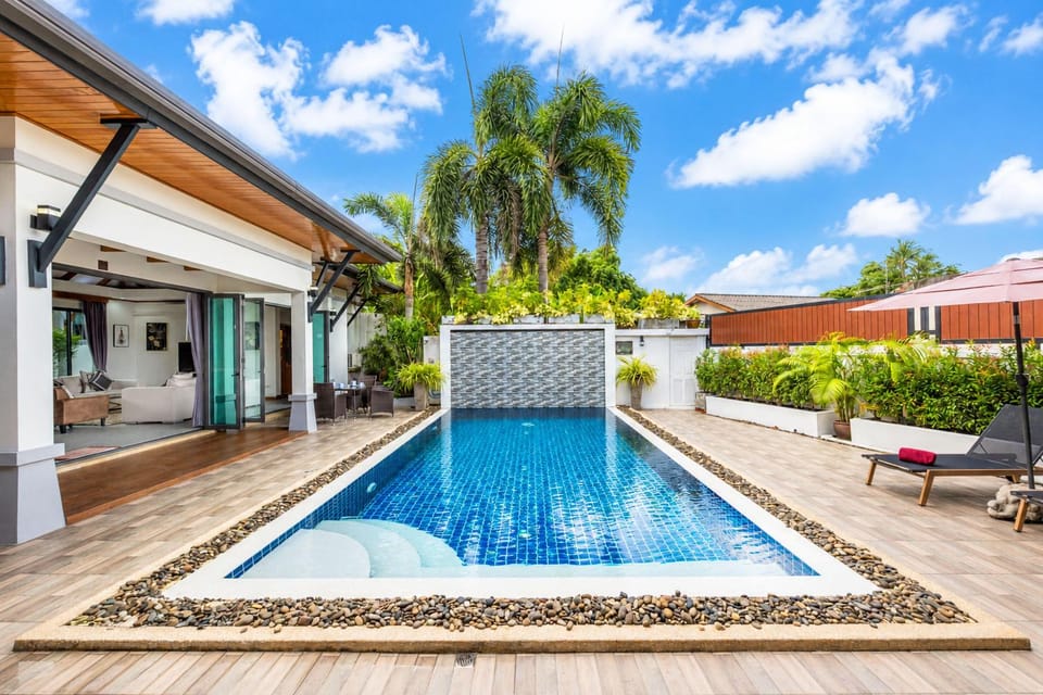 Property building, Patio, Garden, Garden view, Pool view, Swimming pool, Swimming pool, sunbed