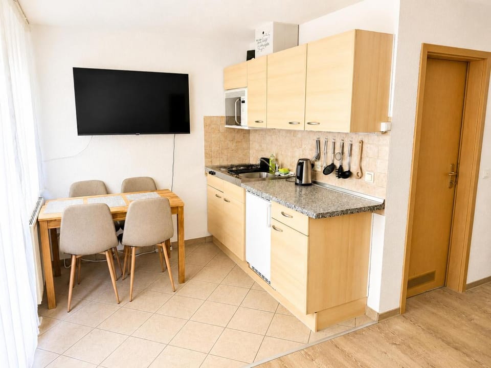 TV and multimedia, Kitchen or kitchenette, Dining area