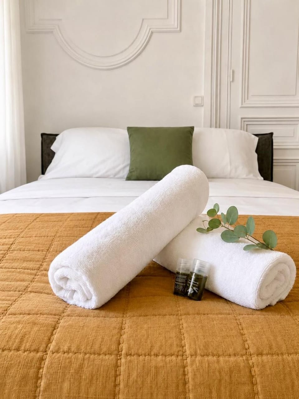 Bed, towels