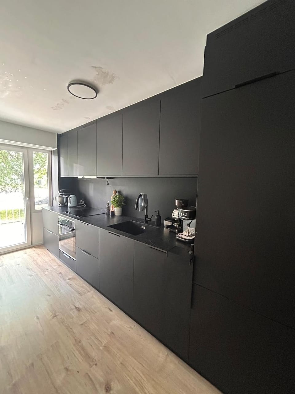 Coffee/tea facilities, Kitchen or kitchenette, stove