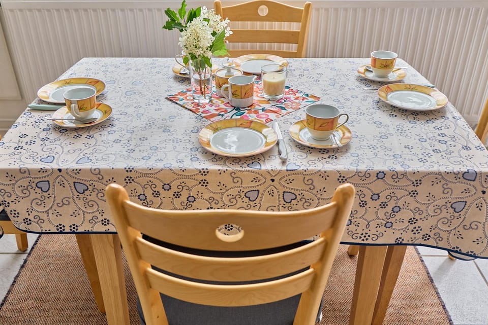 Coffee/tea facilities, Dining area, Food