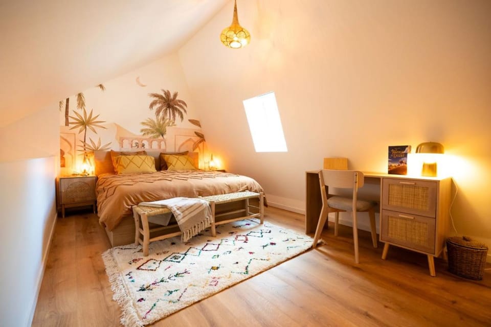 Bed, Photo of the whole room, Seating area, Bedroom