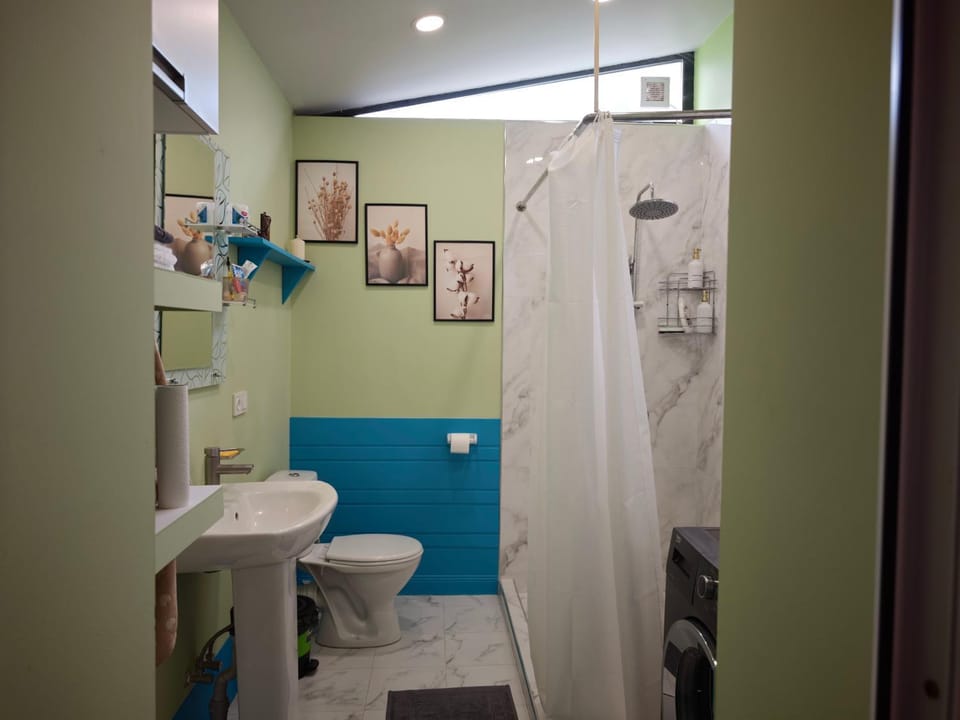 Shower, Toilet, Bathroom, towels