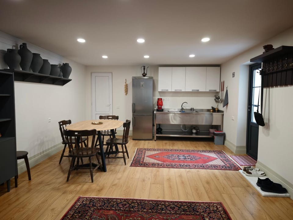 Kitchen or kitchenette, Living room, Seating area, Dining area