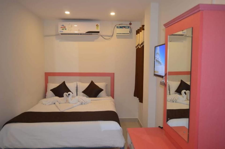 Photo of the whole room, Bedroom