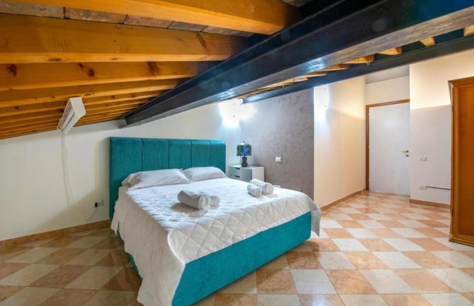 Bed, Bedroom, towels