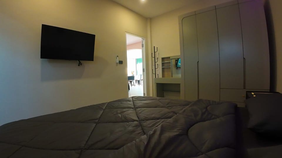 Bed, TV and multimedia, Photo of the whole room, Bedroom