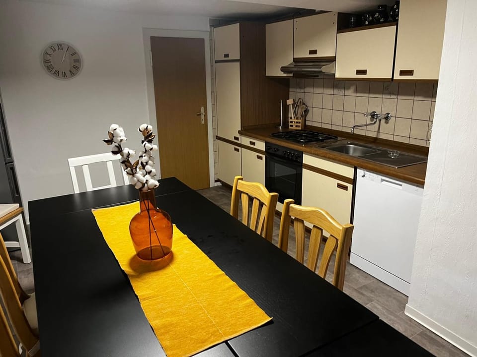 Kitchen or kitchenette, Dining area