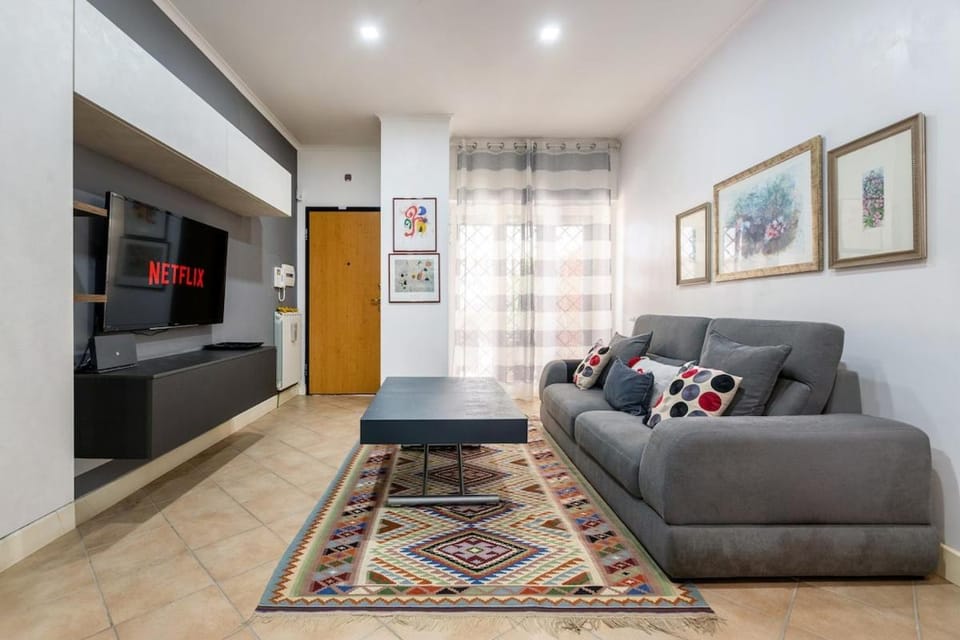 Ground Floor Patio near Vatican, 2 Bed 2 Bath Apartment in Rome
