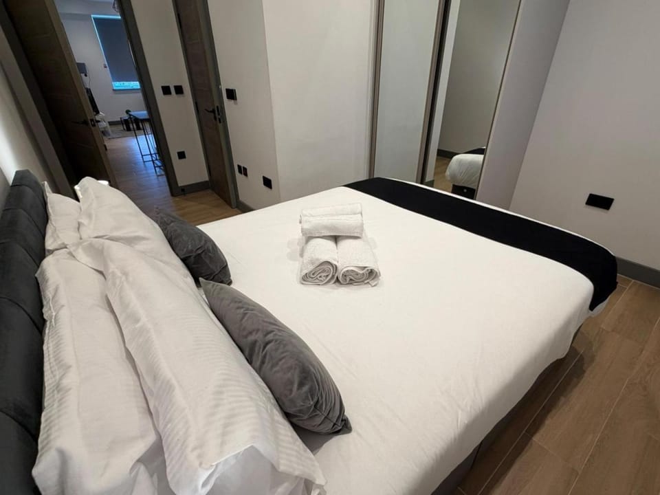 Bed, Photo of the whole room, Bedroom, towels