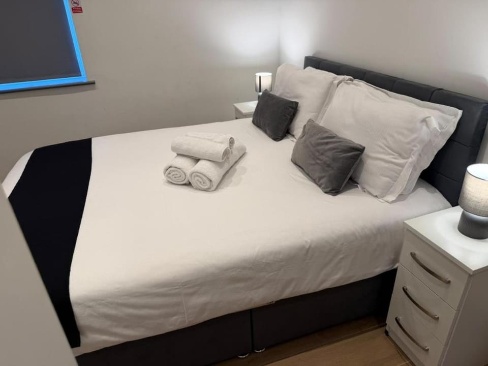 Bed, Photo of the whole room, Bedroom, towels
