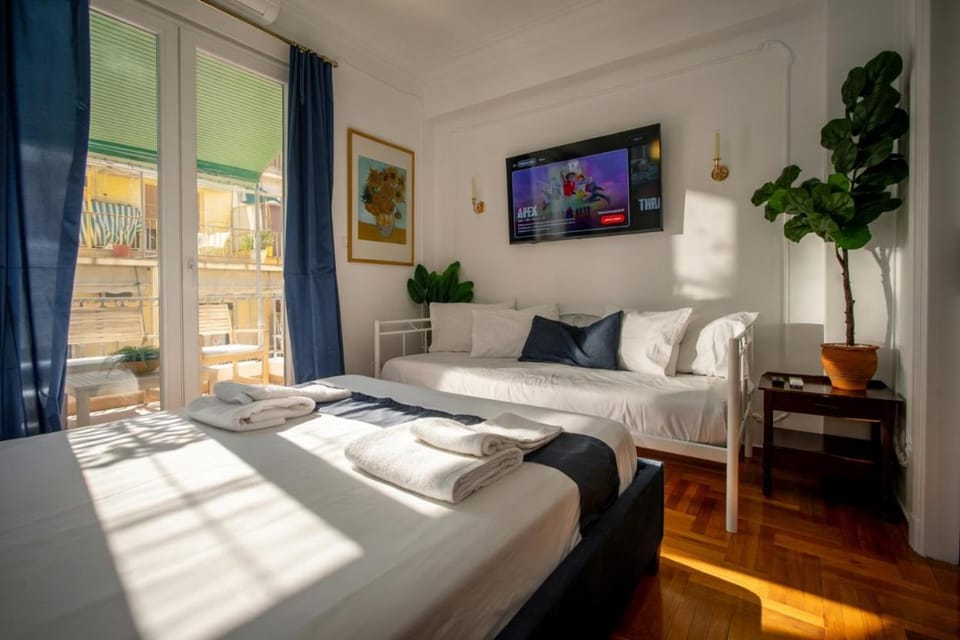 Bed, TV and multimedia, Bedroom