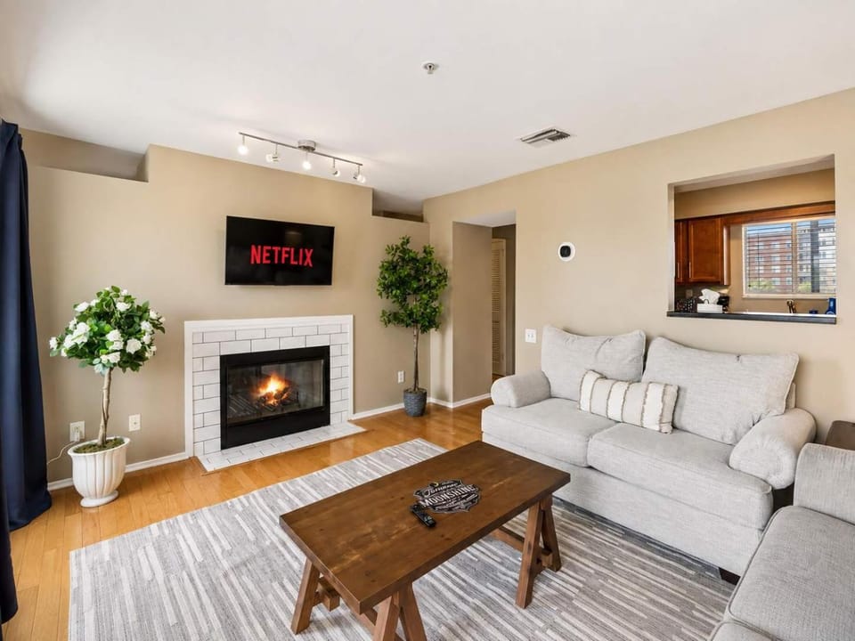 Stylish Apartment w Private Deck & River View Apartment in East Nashville