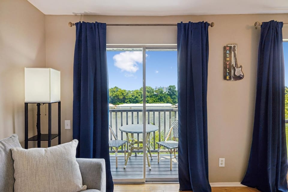 Stylish Apartment w Private Deck & River View Apartment in East Nashville