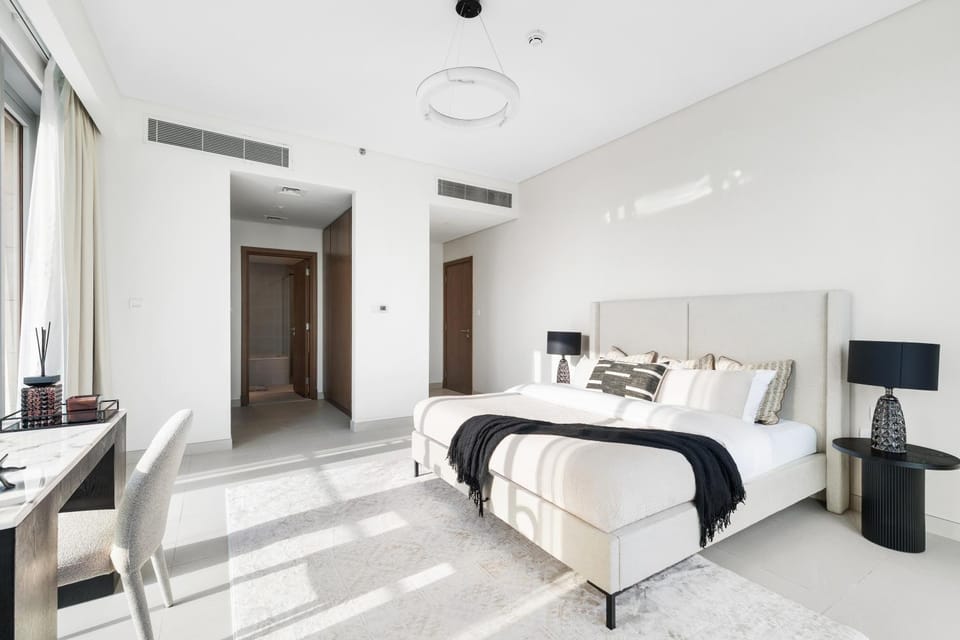 Bed, TV and multimedia, Living room, Photo of the whole room, Seating area, Bedroom, wardrobe