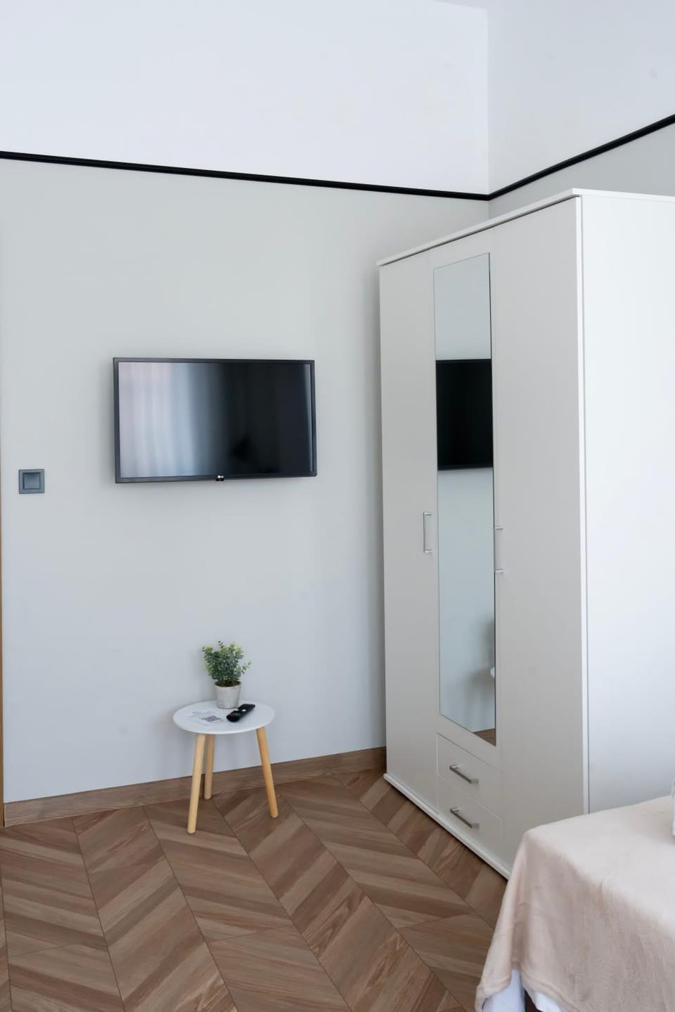 Bed, TV and multimedia, Photo of the whole room, wardrobe