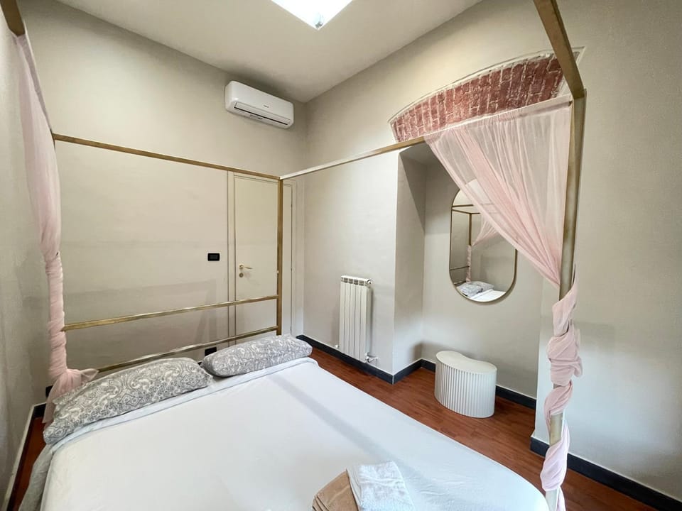 Bed, Photo of the whole room, Bedroom, air conditioner