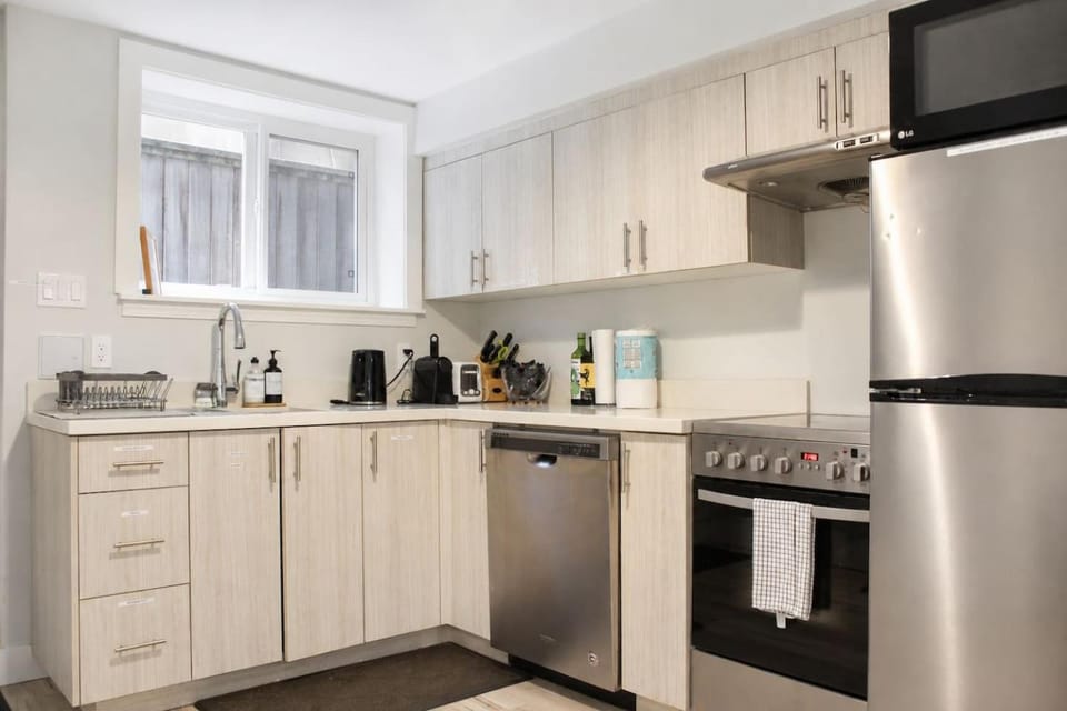 Kitsilano 2BR Near UBC & Beach Sleeps 5 Vacation rental in Vancouver