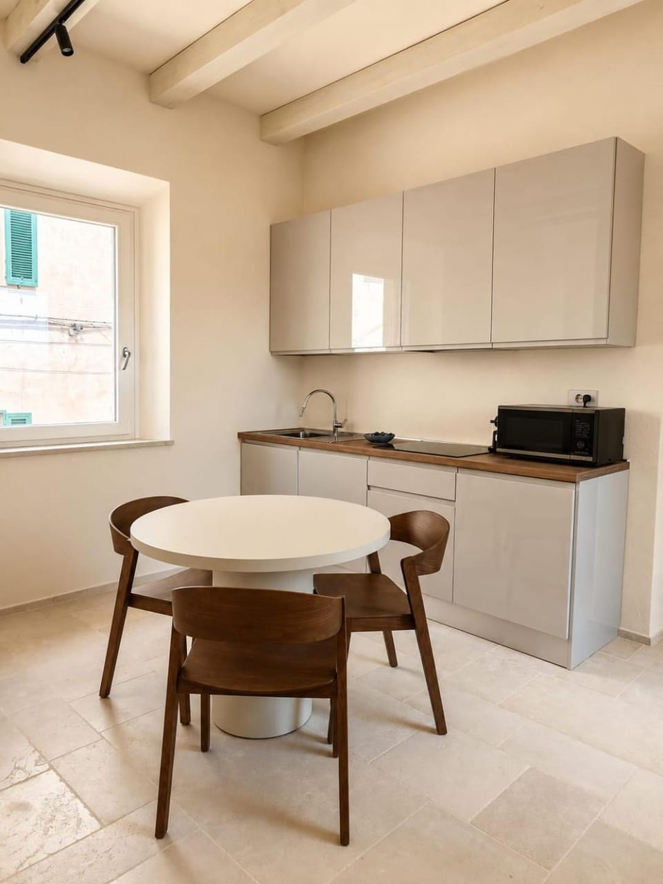 Kitchen or kitchenette, Dining area