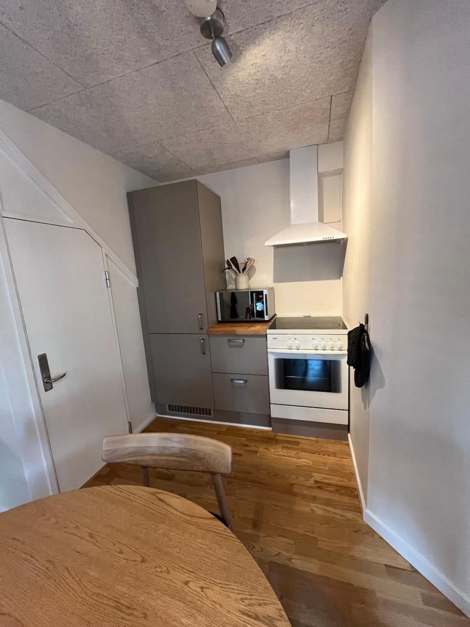 Kitchen or kitchenette, oven, stove