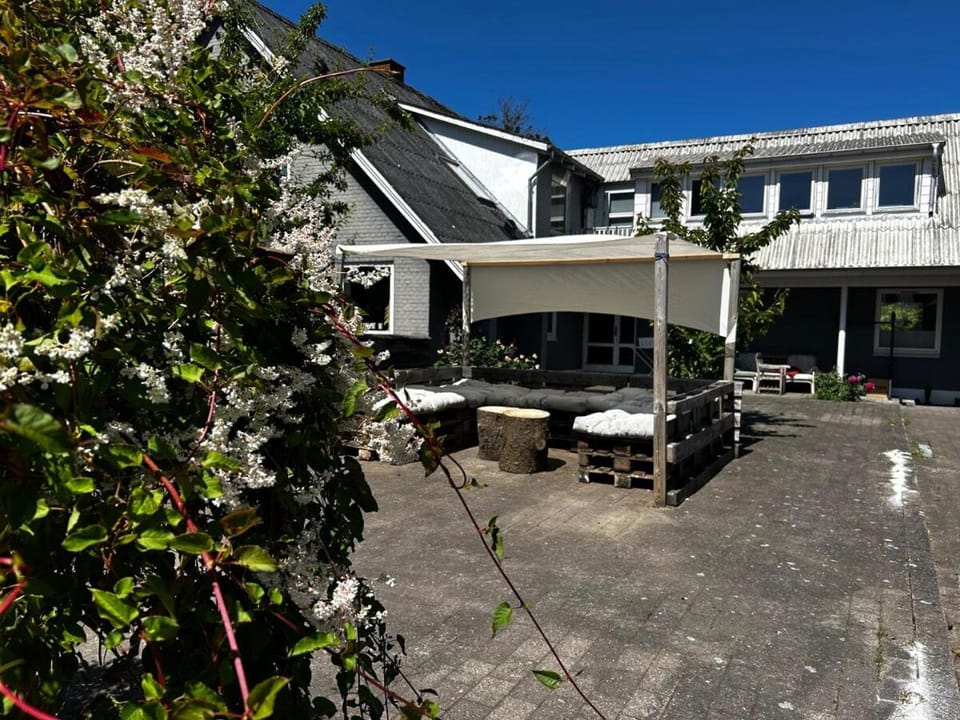 Property building, Day, Balcony/Terrace
