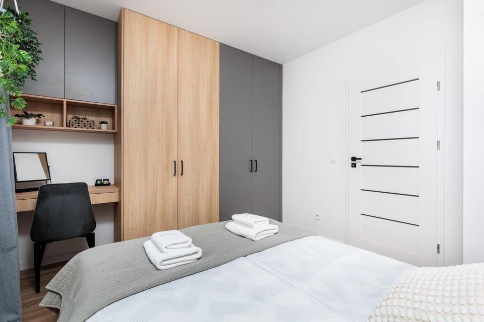 1-Bedroom Comfort Apartment - Free Parking - by Upstairs Apartment in Krakow