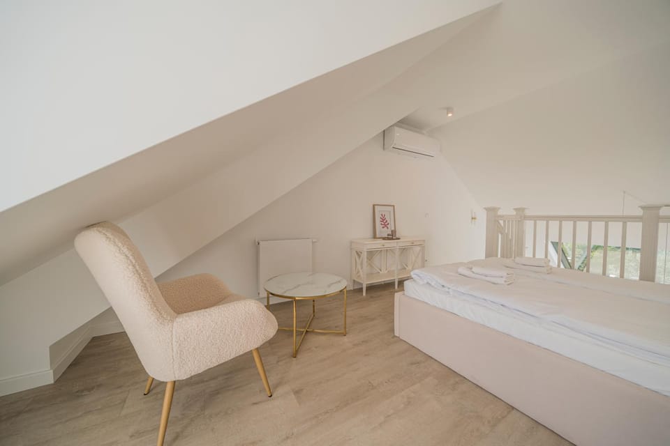 Bed, Seating area, Bedroom