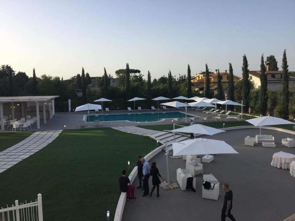 Restaurant/places to eat, Banquet/Function facilities, Swimming pool