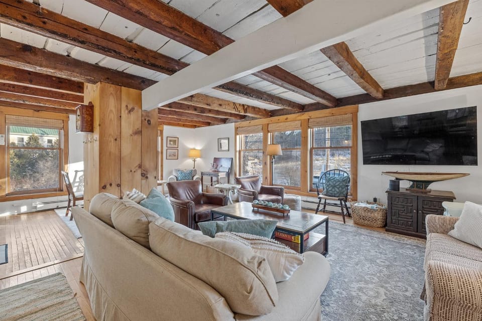 Communal lounge/ TV room, TV and multimedia, Living room, Seating area, Evening entertainment