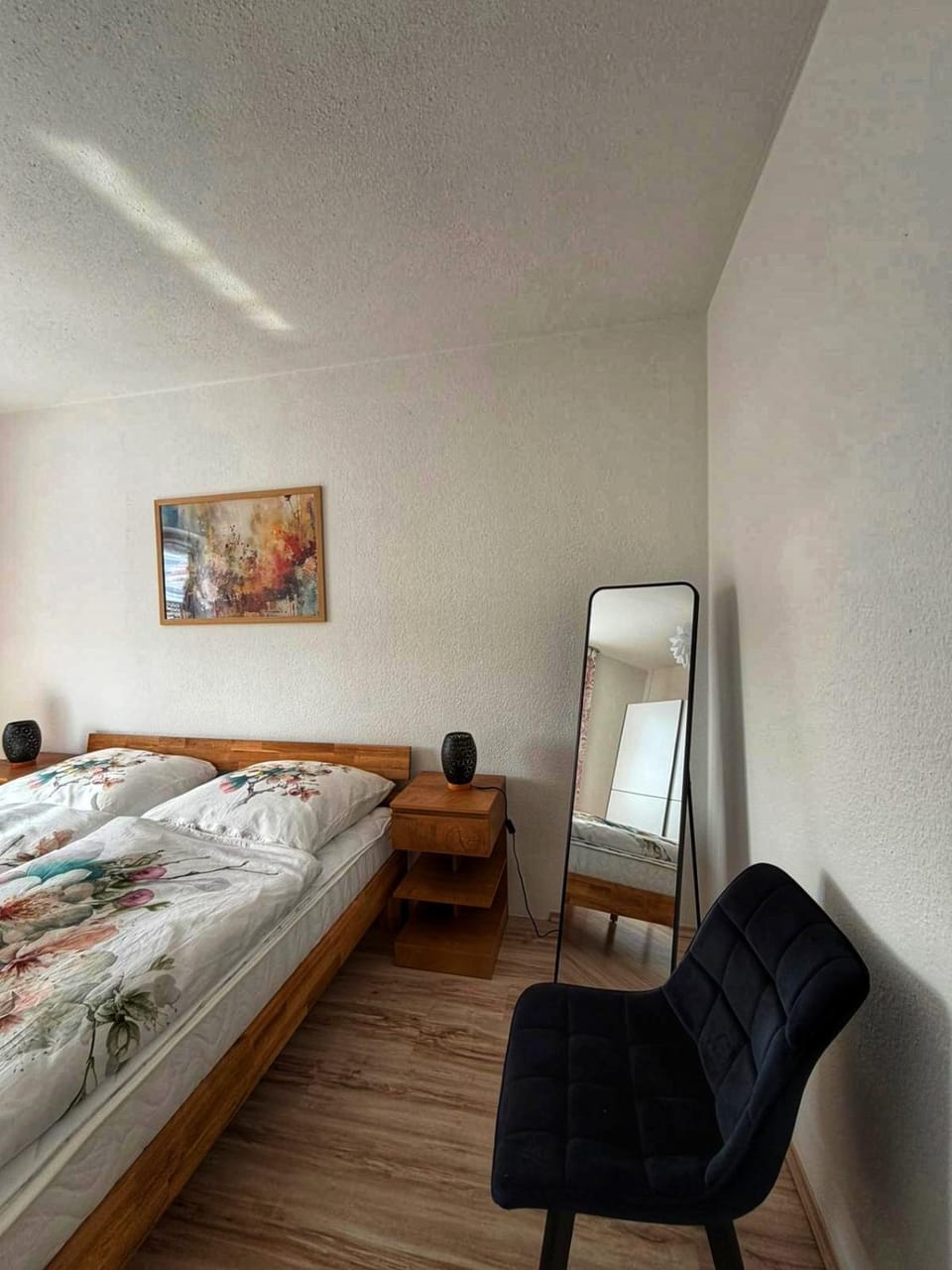 Bed, Photo of the whole room, Seating area, Bedroom