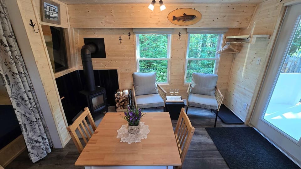 Waterfront Houseboat Getaway - L'Odyssee Chalet in Quebec City