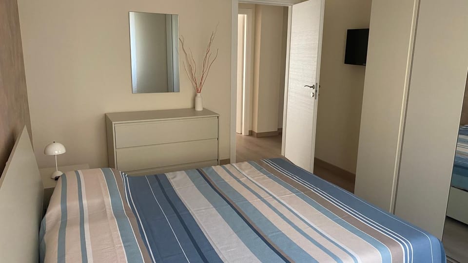 Bed, TV and multimedia, Photo of the whole room, Bedroom, wardrobe