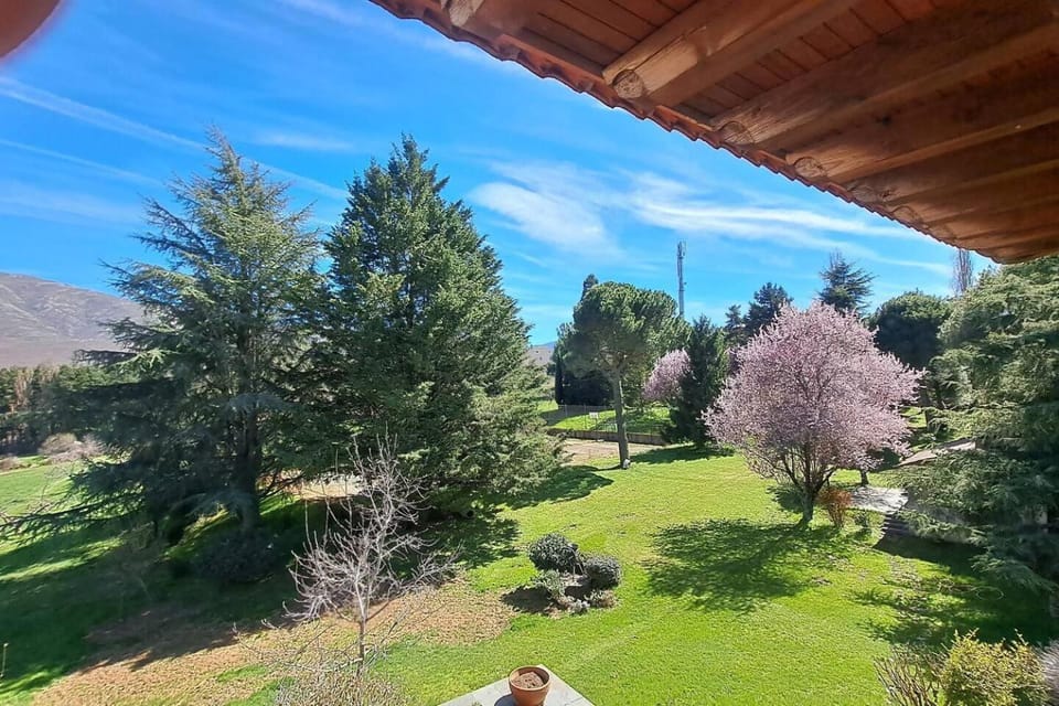 Magnífico Chalet y gran jardín frente a la sierra. Chalet in Castile and León