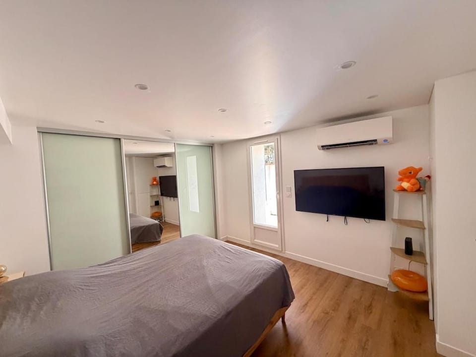 Bed, TV and multimedia, Photo of the whole room, Bedroom, storage, wardrobe, air conditioner