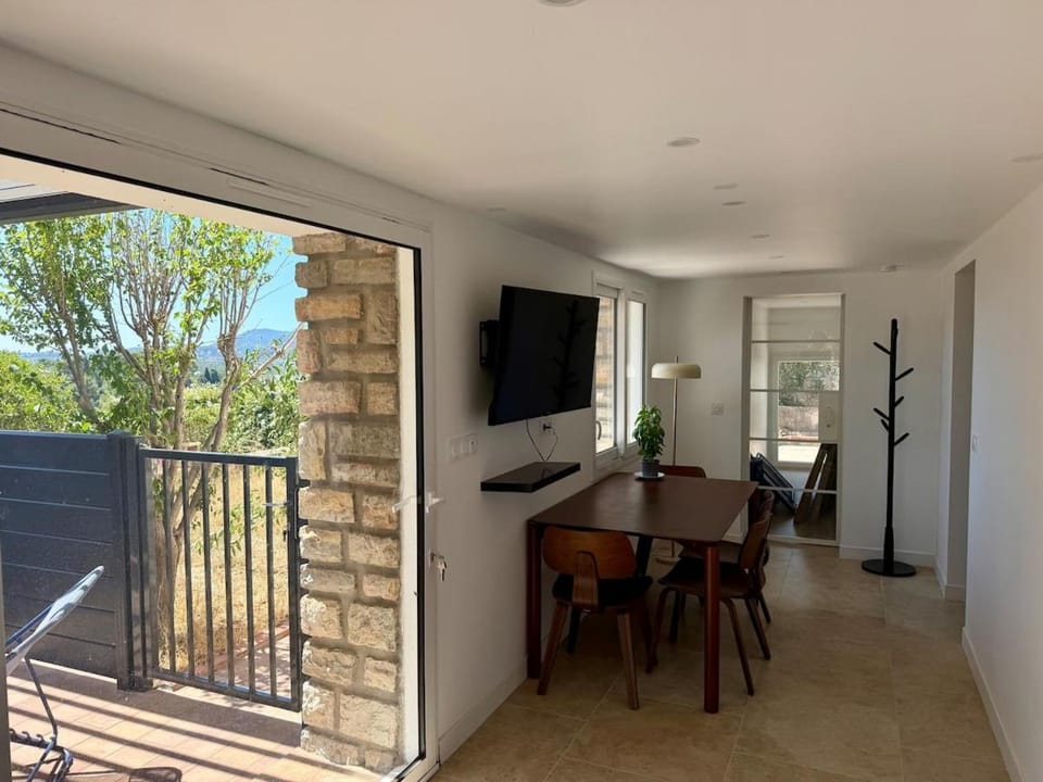Patio, Communal lounge/ TV room, Day, TV and multimedia, View (from property/room), Balcony/Terrace, Dining area