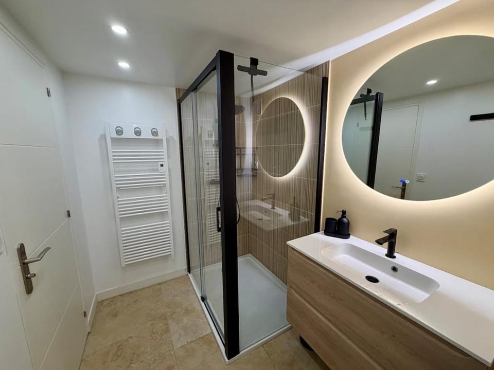 Shower, Bathroom, towels