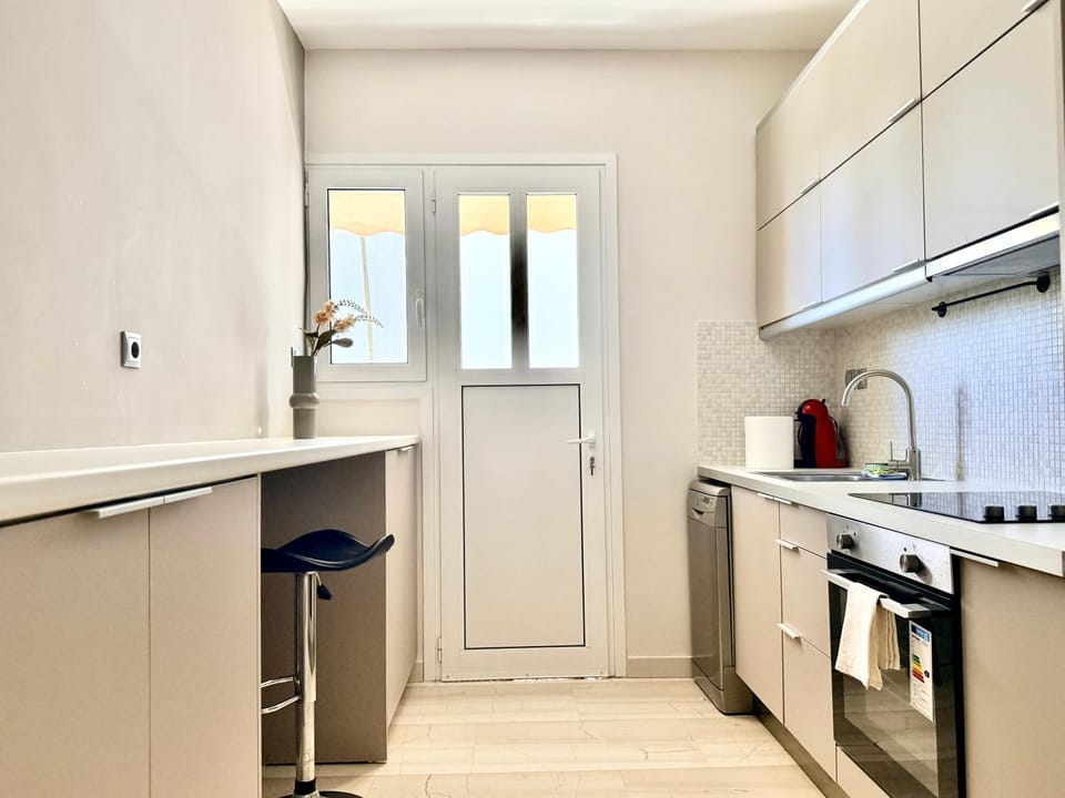 Kitchen or kitchenette, dishwasher, stove