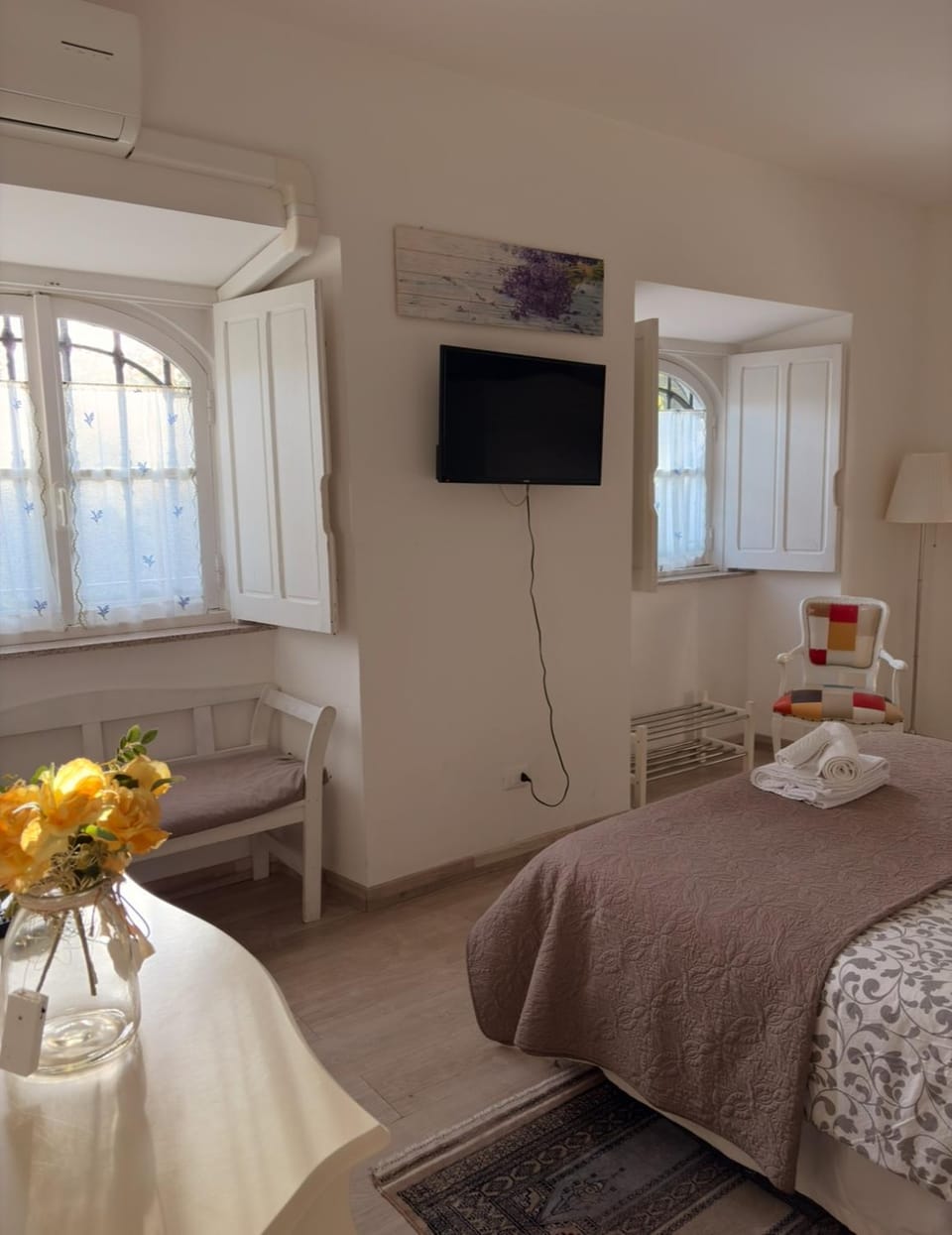 Bed, TV and multimedia, Photo of the whole room, Bedroom, air conditioner