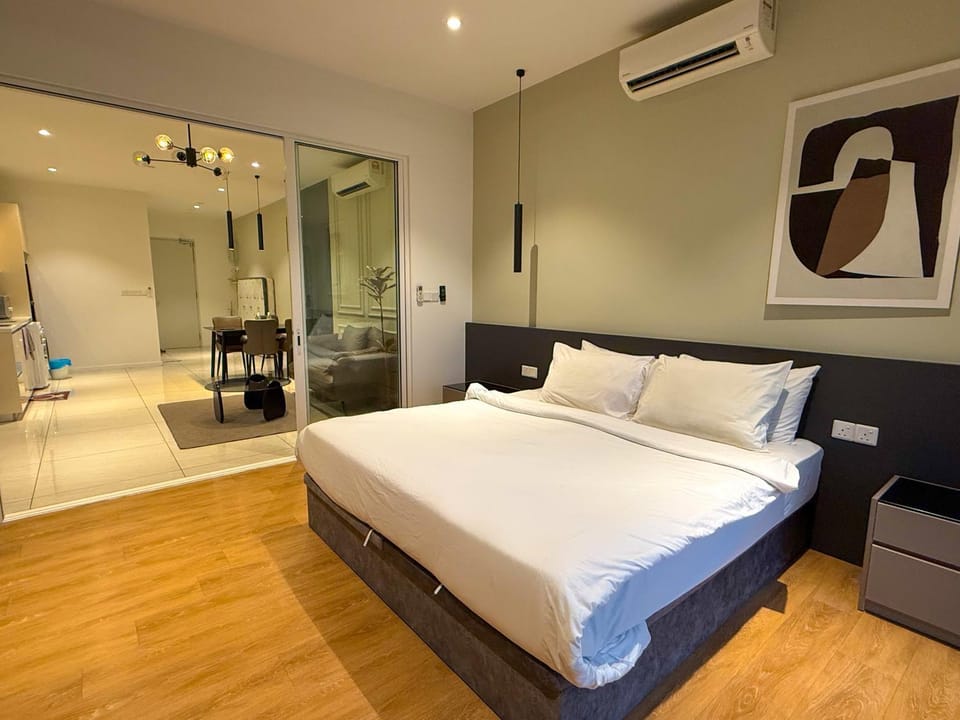 Property building, Bedroom, room service
