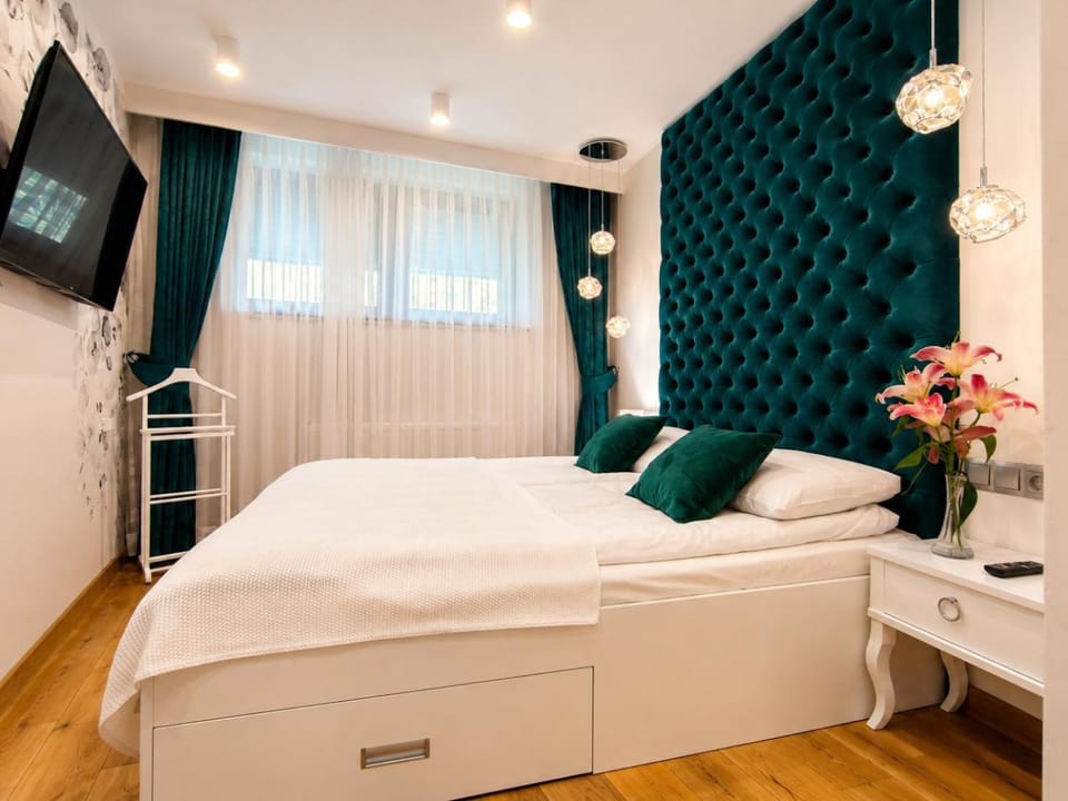 Bed, TV and multimedia, Photo of the whole room, Bedroom