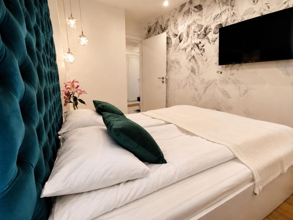Bed, TV and multimedia, Photo of the whole room, Bedroom