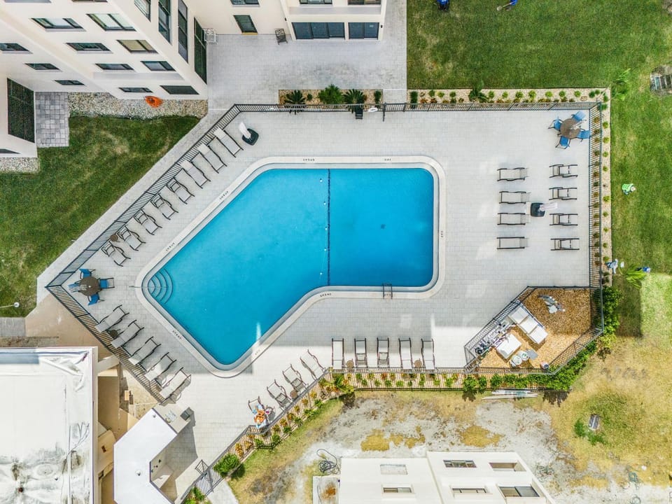 Beachfront Retreat with Balcony & Gulf Views - Condo Sandarac 607A - Roelens House in Estero Island