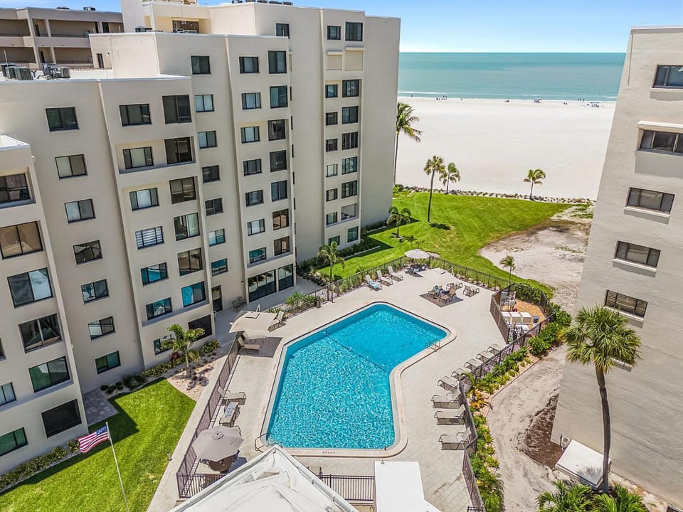 Beachfront Retreat with Balcony & Gulf Views - Condo Sandarac 607A - Roelens House in Estero Island