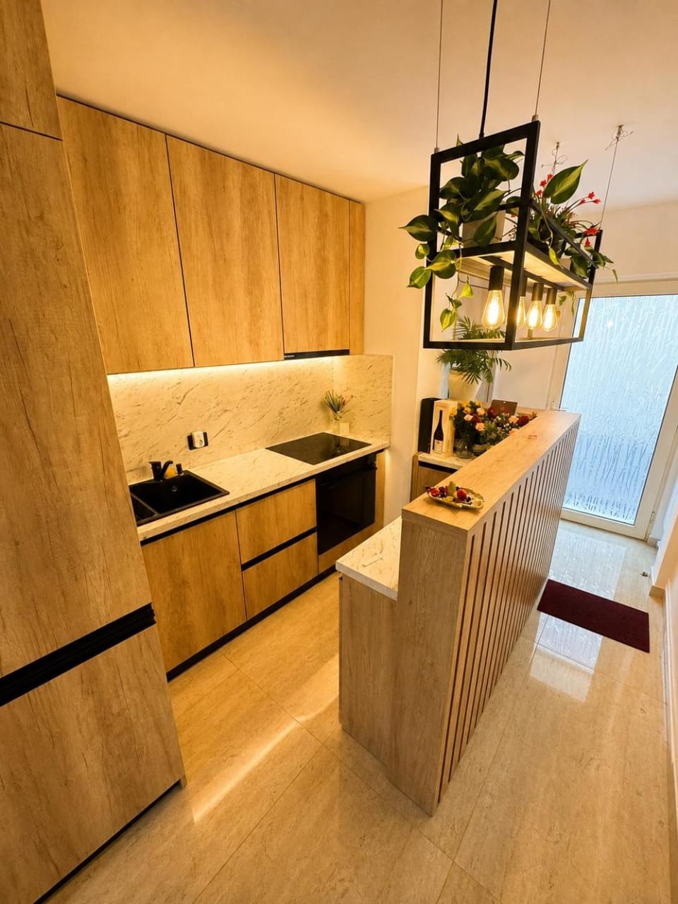 Kitchen or kitchenette, minibar