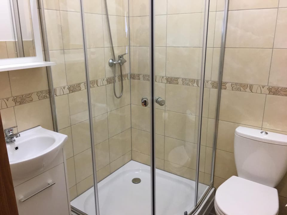 Shower, Toilet